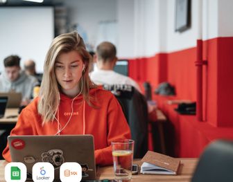 Frau am Laptop beim Lernen der Grundlagen der Datenanalyse