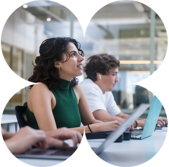 Femme apprenant le développement web