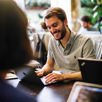 Estudante perguntando sobre opções de financiamento