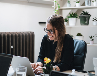 Mujer con portátil estudiando Data Analytics Essentials