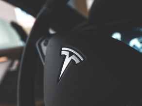 Como a Tesla utilizou inteligência artificial para se tornar a montadora automobilística mais valiosa do mundo