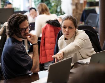 estudiantes trabajando con portátiles